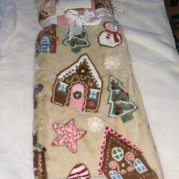 Cupcakes & Cashmere Christmas Gingerbread House faux for throw Blanket - Picture 1 of 8